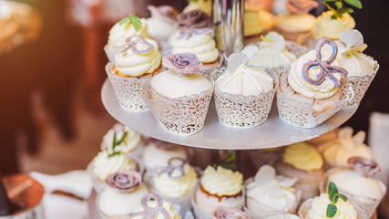 Obraz na płótnie Canvas luxury wedding white cake as a cupcake