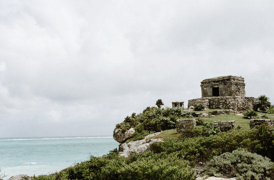 Ruins of stone building on cliff overlooking sea, Tulum, Mexico