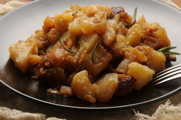 Patate e pancetta in tecia ft0202_4128 Potatoes cooked with bacon