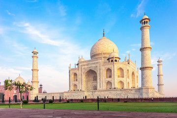 Fototapeta na wymiar Famous Taj Mahal in Agra, India, no people