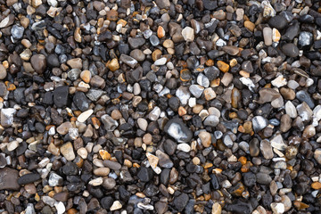 gros plan sur des galets mouillés et ronds sur une plage