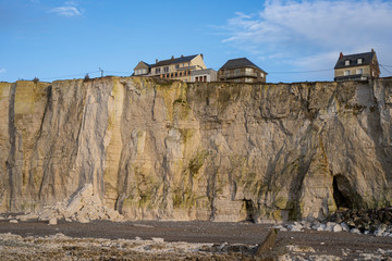 Picardie. Caux. maisons au sommet et au bord d'une falaise menacées par l'érosion de la côte.