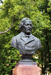 Fototapeta na wymiar Bust of a man on a granite pedestal