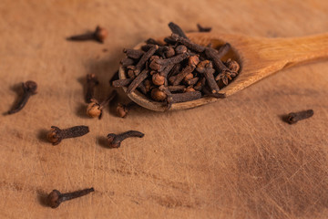 Clavo de olor con cuchara de palo