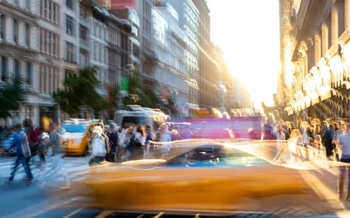 Gordijnen New York City wazig abstract straatbeeld met mensen en taxi& 39 s in Midtown Manhattan © deberarr