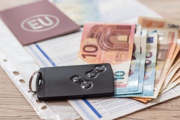 Zakup używanego auta. Karta, dokumenty, pieniądze Euro leżą na stole. 