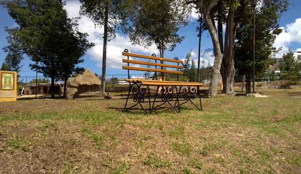 siila de madera  en el parque con un fondo de arboles