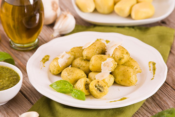 Potato gnocchi stuffed with pesto sauce.