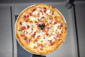 peasant pizza with cabanas, ham, sesame and olives