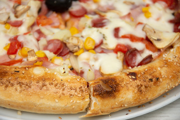 peasant pizza with cabanas, ham, sesame and olives