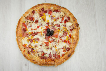 peasant pizza with cabanas, ham, sesame and olives