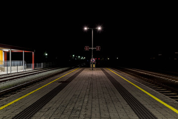 Fototapeta na wymiar Bahnhof bei Nacht