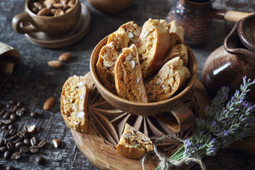 Obraz na płótnie Canvas Italian cookies: almond and lavender cantuccini