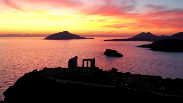 Der antike Tempel des Poseidon in Sounion w&auml;hrend eines dramatischen Sonnenunterganges, s&uuml;dliches Attika bei Athen, Griechenland