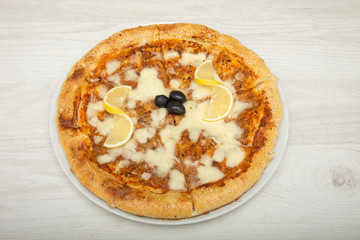 Al tonno pizza italiana restaurante with tuna, onion and olives