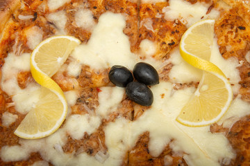 Al tonno pizza italiana restaurante with tuna, onion and olives
