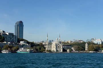 Obraz premium View of the embankment in the Bosphorus Strait in the center of Istanbul, Turkey