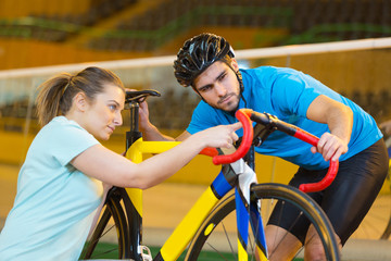 Obraz premium bike and coach in velodrome