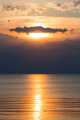 Zachód słońca nad jeziorami o morzem bałtyckim.