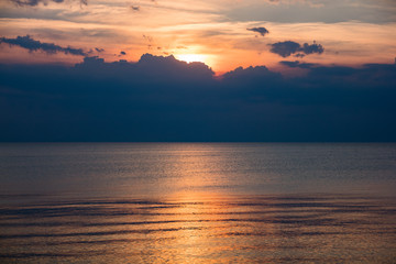Zachód słońca nad jeziorami o morzem bałtyckim.
