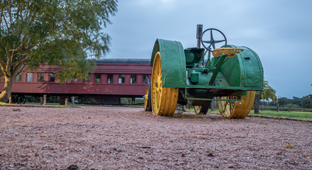 Fototapeta premium Kleiner grüner Traktor