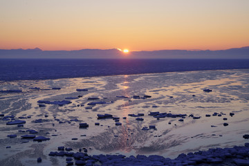 朝日と流氷