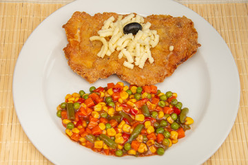 Stuffed fillet and vegetable salad