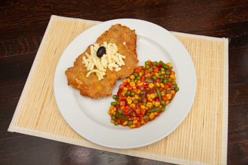 Stuffed fillet and vegetable salad