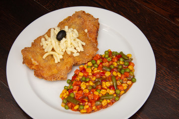 Stuffed fillet and vegetable salad