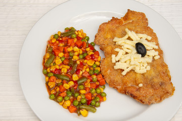 Stuffed fillet and vegetable salad