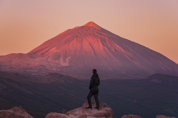 Amanecer con el imponente Volcán del Teide en frente de un chico haciendo escala