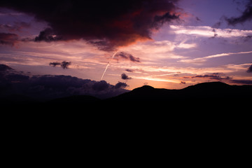 silueta de montañas durante el atardecer tomada desde las dunas