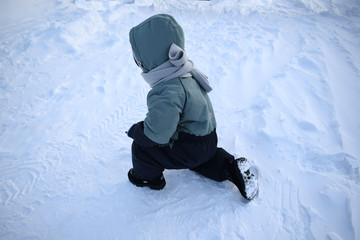 Fototapeta na wymiar little boy in the snow