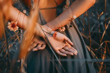 Selbstklebende Fototapete Frauen Nahaufnahme von jungen und zarten Frauenhänden, die hinter dem Rücken gekreuzt sind