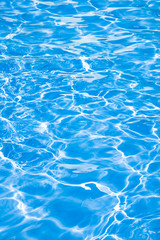 プールの波紋