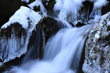冬の薄衣の滝