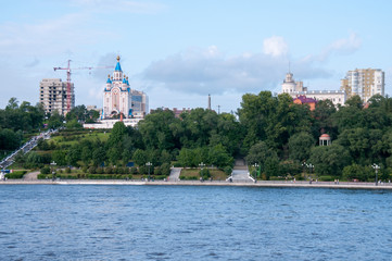 Obraz premium Russia, Khabarovsk, August 2019: Grado-Khabarovsk Cathedral of the assumption Of the mother of God on the Bank of the Amur river in Khabarovsk