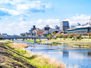 	春の京都　鴨川（二条大橋付近）