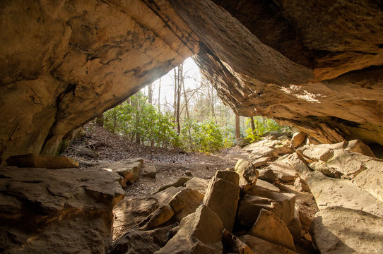 Cave Arch Kentucky Natural Rock Formation / Pine Mountain State Resort Park / Kemtucky