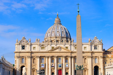 Obraz premium St. Peter's Basilica in Vatican City, the largest church in the world