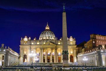 Obraz premium Night view of St. Peter's Basilica in Vatican City, the largest church in the world