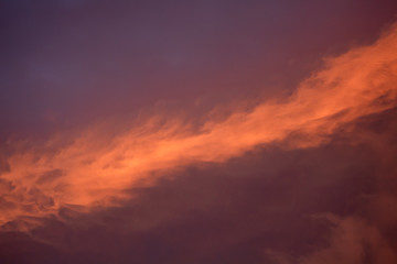 Nuvens de cor lilás