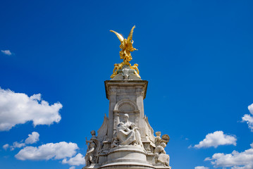 Victoria Memorial, a monument to Queen Victoria, in front of Buckingham Palace - obrazy, fototapety, plakaty