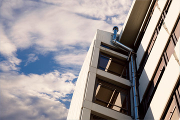 Canna fumaria su palazzo in città