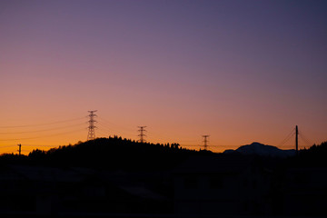 送電線と朝焼け