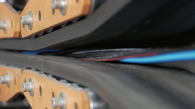 The multi-core cable in the shell moves along the conveyor line.