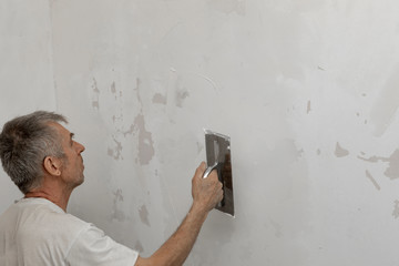 Professional plaster walls in the apartment.