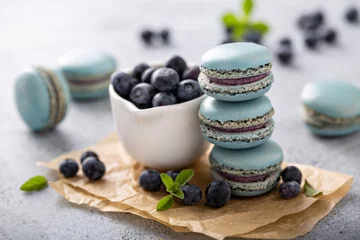 Foto auf Acrylglas Für die Küche Blaubeermacarons mit frischen Beeren auf dem Tisch