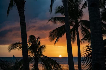 Papier Peint photo Plage blanche de Boracay (Mise au point sélective) Vue imprenable sur un coucher de soleil spectaculaire en arrière-plan et la silhouette des cocotiers au premier plan. Plage blanche, île de Boracay, Philippines.