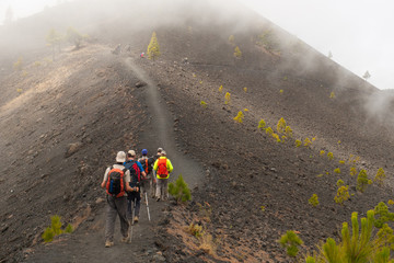 Grupo de senderistas realizando la Ruta de los Volcanes en la isla canaria de La Palma © Orion76